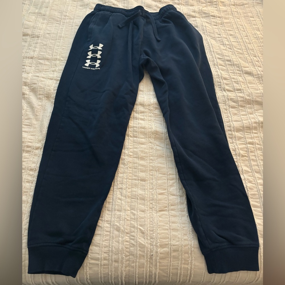 Men’s Under Armour sweatpants in a navy blue color in size large